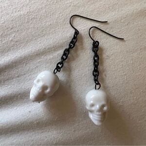 Vintage mallgoth white skull drop earrings